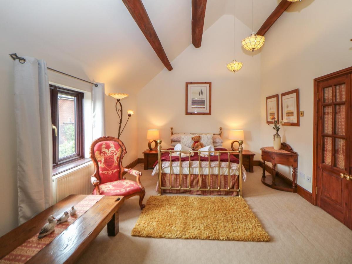 The Haybarn Villa ลิชฟิลด์ ภายนอก รูปภาพ